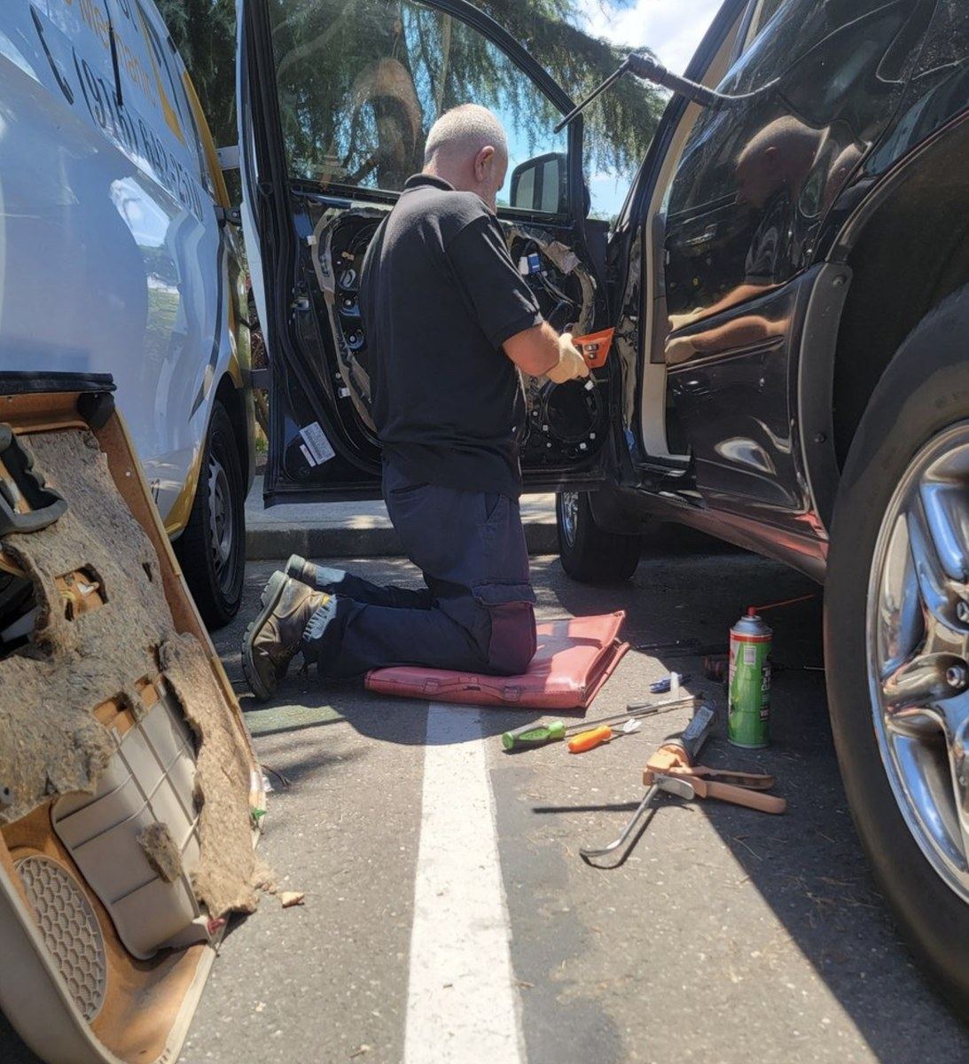 Mobile mechanic arriving in a Santa Rosa neighborhood